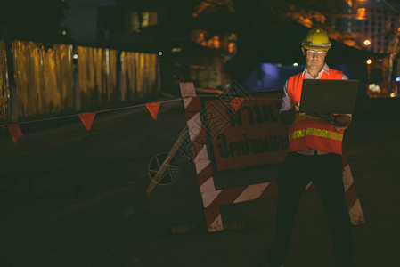 夜间城市建筑工地成熟男建筑工人画像图片