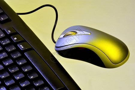 电脑键盘和有线鼠标输入信息带有必要配件的办公桌用于打字业务的电脑键盘图片