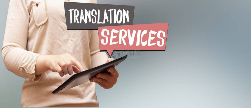 持有平板配有翻译和服务概念的言语泡图片