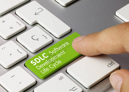 SDLC软件开发生命周期关于金属键盘绿键的写成背景图片