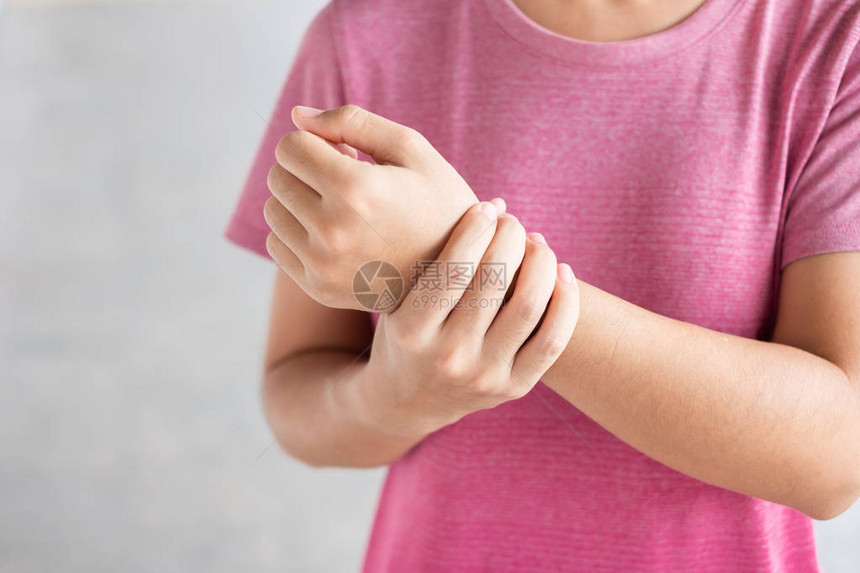 年轻女子因为长时间使用而握住她的手腕疼痛DeQuervain的腱鞘炎交叉点症状腕管综合症或办公室综合症疾病和图片