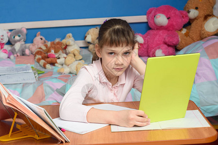 女孩被迫做功课在平板电脑上看无图片