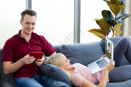 年轻夫妇在笔记本电脑上在线聊天视频通话图片