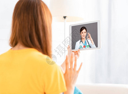 与数字平板电脑医生进行视频聊图片