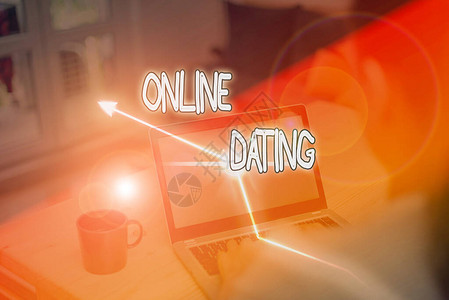 显示在线约会的书写笔记在互联网上寻找浪漫伴图片