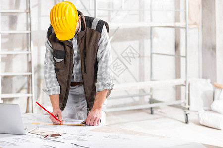 建筑师或建筑商在施工中的建筑物现场测量工图片