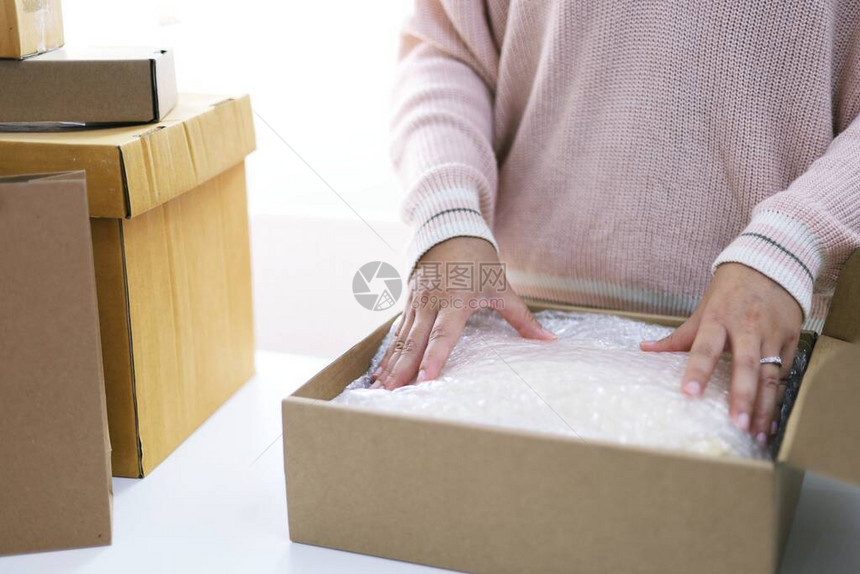 在家做生意的女人准备包裹递送箱运送在线购物年轻的创业小企业主图片