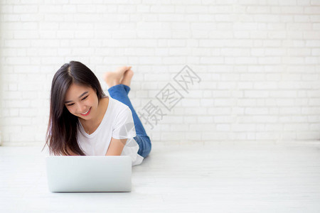 女自由职业者使用笔记本电脑与互联网连线图片