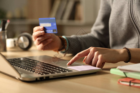 网上购物信用卡支付特写图片