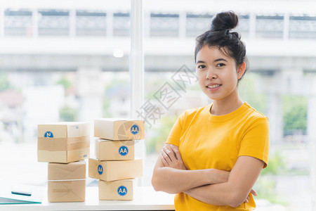 亚洲自由职业女在家工作并通过在线互联网创办小型企业家S图片