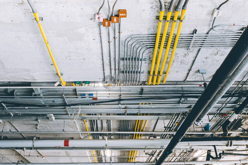 吊顶电缆管在施工建筑网络电力和水管道