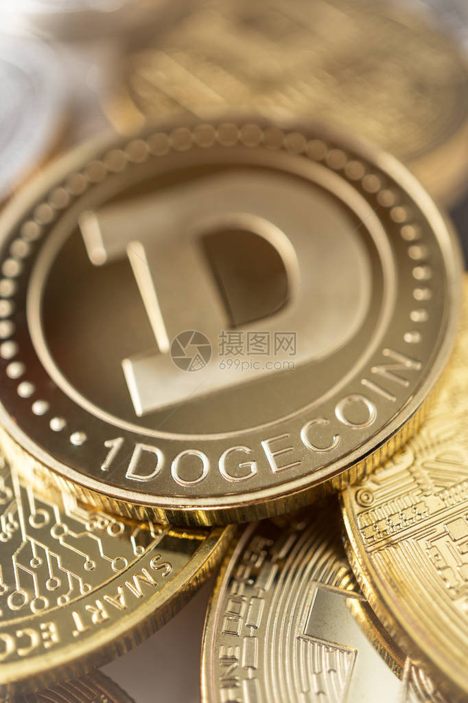 其它不同加密堆叠的Dogecoin物理硬币近距离照片图片