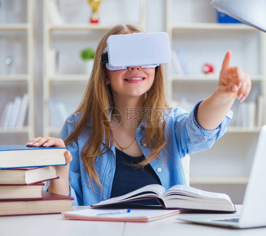 年轻女学生准备用VR眼镜考试图片