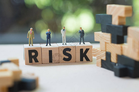 微型商人群体站在有风险的立方体词上投资风险分析概念业务风险评图片