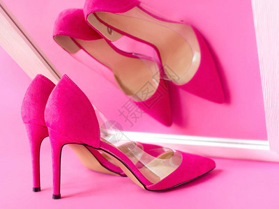 粉红色背景上的时尚粉红色高跟鞋图片