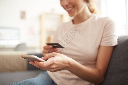 使用智能手机将信用卡与移动钱包连接起来的正面女图片
