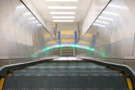 火车站长空自动扶梯的顶视图图片