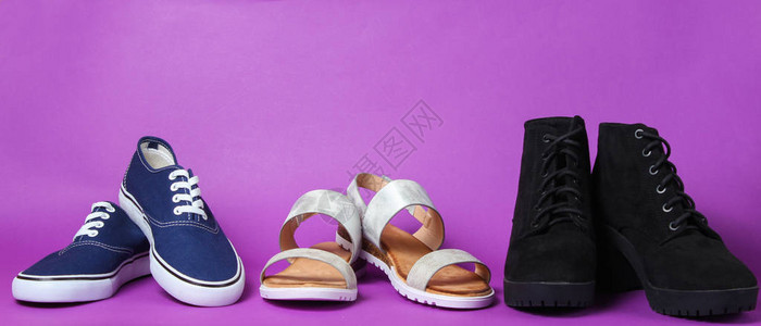 凉鞋靴子紫色背景的运动鞋图片