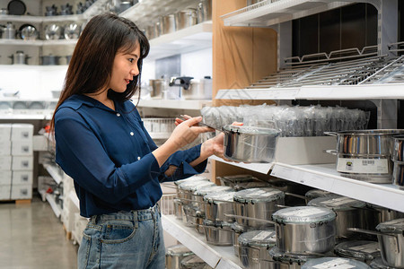 亚洲女选择在商场购买新厨具在市场超市或大型购物中心需要购买杂图片