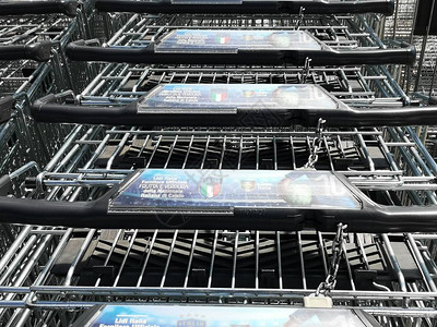 超市购物存储线上的手推车图片