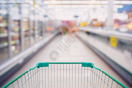 在超市AisleMilkYegurtFrozen食品冷冻器和有客户偏注背景的壳牌中图片