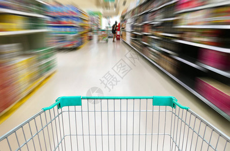 用手推车在超市购物图片