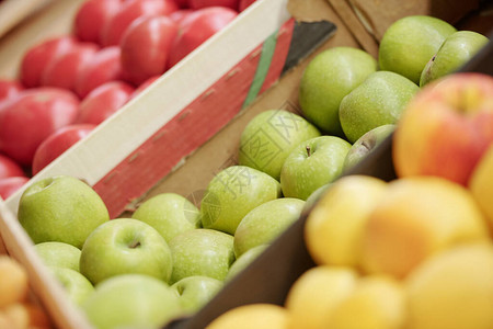 有机食品市场销售盒中新鲜水果图片