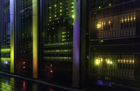 数据中心架服务器和网络设备的灯光数字工业和因特网连接单图片