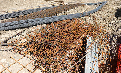 建筑施工期间建筑工地的焊接网和建筑材料图片