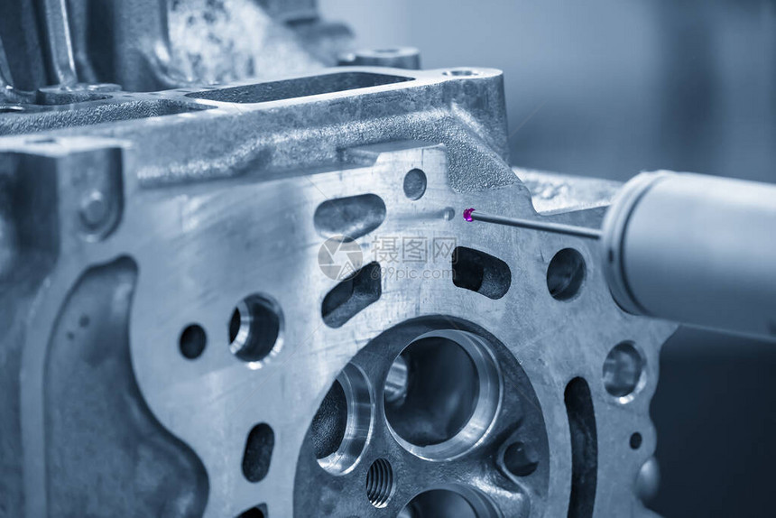多轴CMM探头测量铝铸气缸盖零件的尺寸多轴CMM机在汽车零件制造过程图片