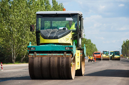 新建道路建设新工地的道路机图片