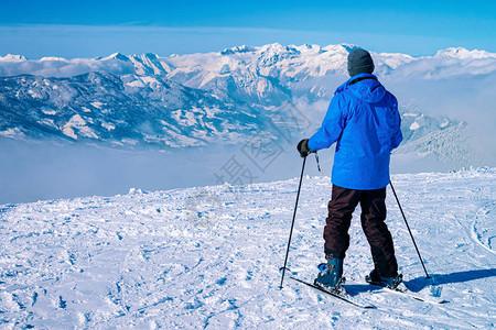 男子滑雪者在冬季阿尔卑斯山的奥地利迈尔霍芬蒂罗尔州齐勒塔尔竞技场滑雪胜地滑雪背景图片