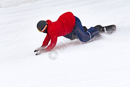 穿红色夹克滑雪衣冬季运动冬季娱乐的年轻人有选择图片