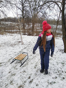 在冬天下坡雪橇的女孩背景图片