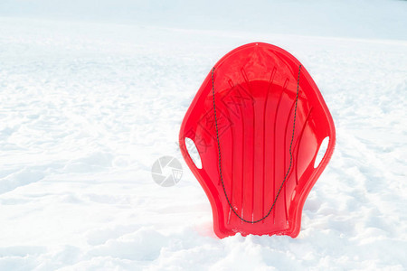 红色塑料雪橇雪橇户外白雪背景上的雪橇孩子们的冬图片