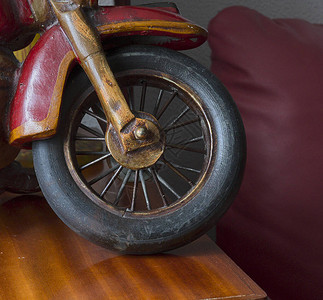 有木辐条的摩托车轮子图片
