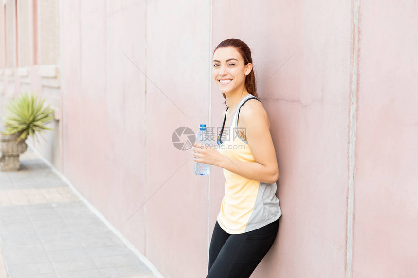 在城市劳累锻炼后微笑运动的女图片