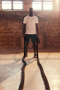 绳索锻炼运动男子在健身房锻炼绳索黑人男运动员锻炼图片