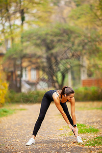 健身在公园做伸展运动的女人图片