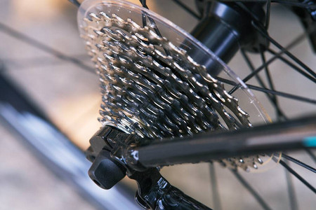 紧地贴上自行车的装备后轮自背景图片