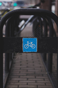 城市自行车停放处的空地图片