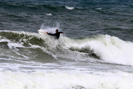 员在以色列北部的地中海乘风破浪以色图片
