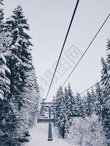 山地度假胜地的滑雪电梯景象图片