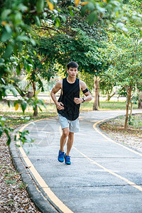 男人和女人通过在路上跑步来锻炼身体图片