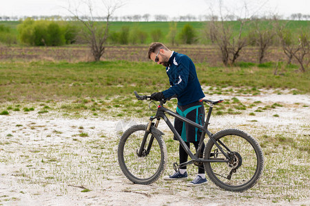 骑自行车的人在大自然中修理他的自行车图片