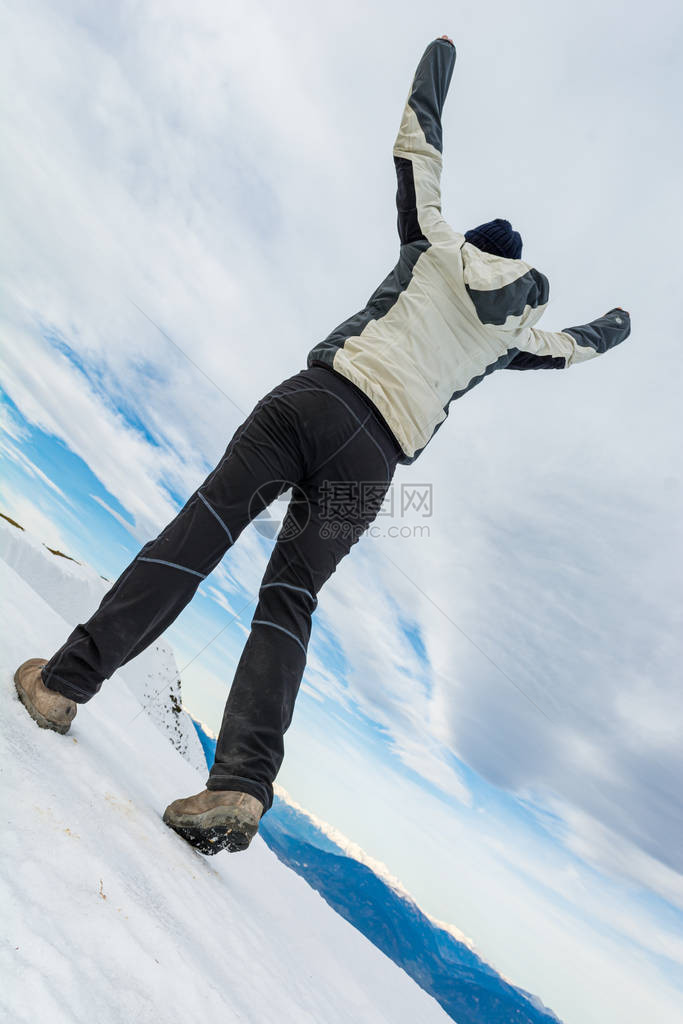 低角度观察在雪上山脊上行走的人图片