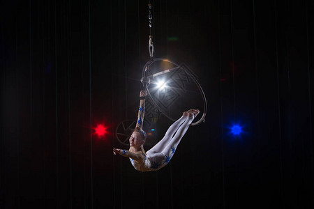 表演马戏团女星马戏团空中体操运动员在篮筐上杂技少年在图片