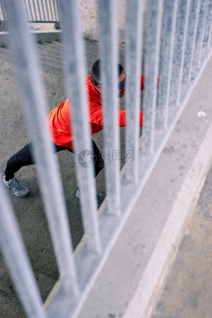 中年健美运动员在跑步前做热身运动图片