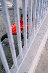 中年健美运动员在跑步前做热身运动图片