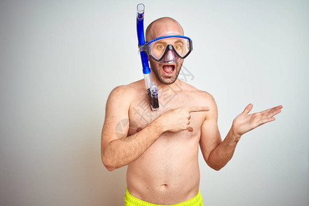 年轻人戴着潜水呼吸管护目镜图片